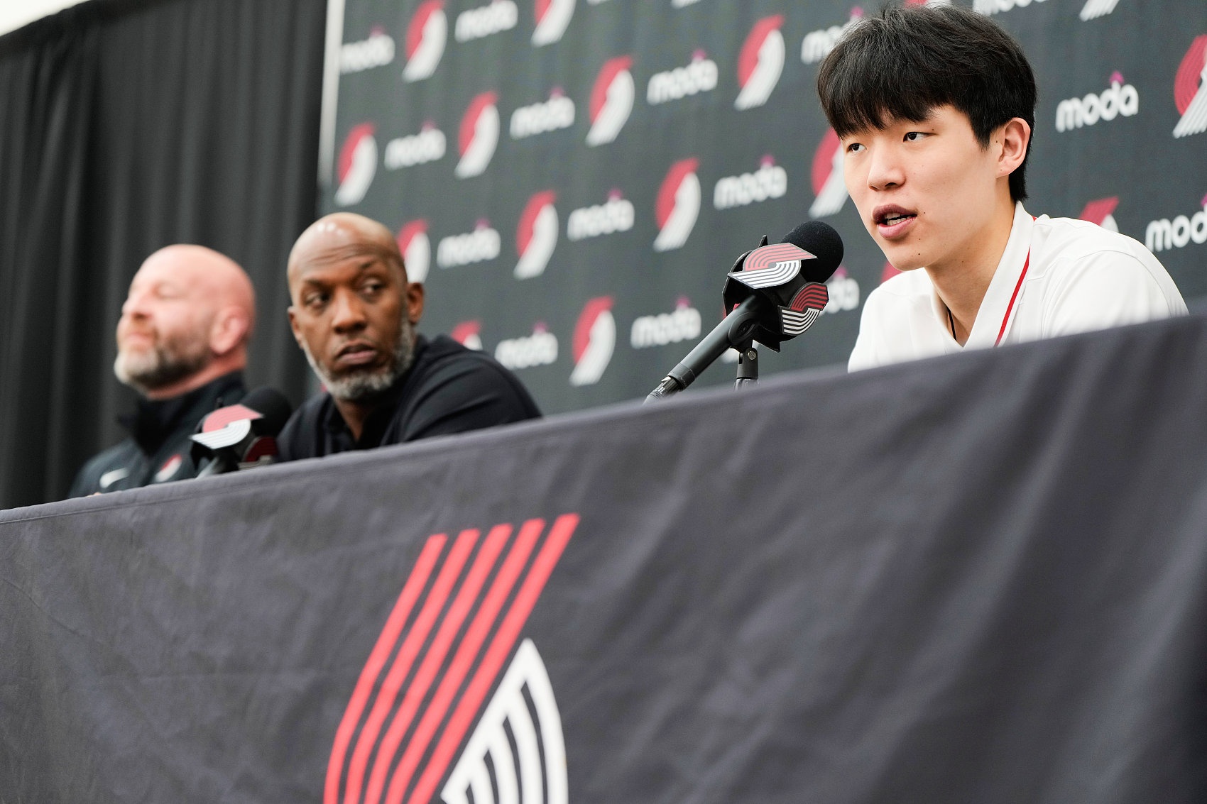 主持人：杨瀚森被选时我不认识 主帅调侃：世界上其他人也不认识